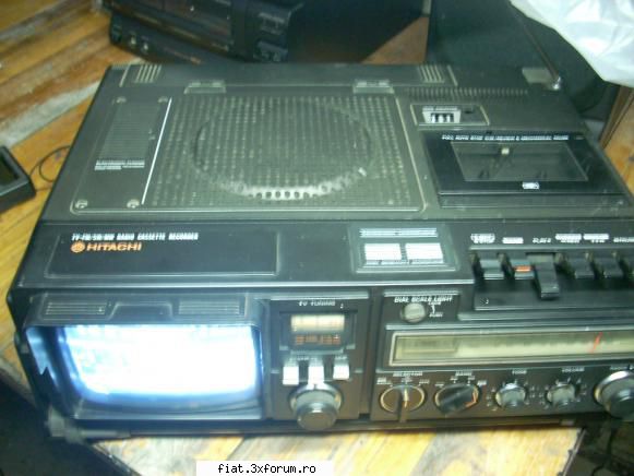 Radiouri - Adaug un radiocasetofon cu TV marca HITACHI - Anunturi