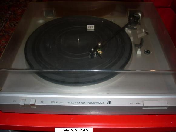 adaug un pickup fabricat in anii '80s sub licenta akai.
este deosebit de direct drive (fara curea) ,
