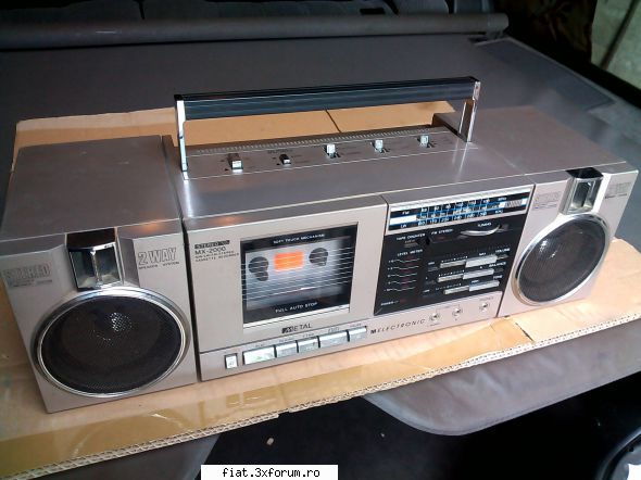 Radiouri - Adaug un radiocasetofon stereo cu boxe - Anunturi