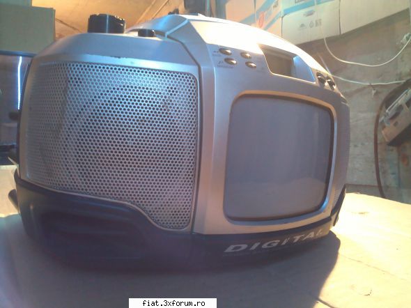 Radiouri - Adaug un Radio-CD-TV portabil Este absolut - Anunturi