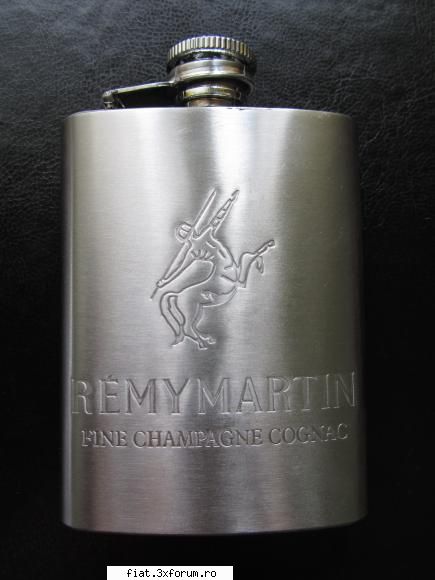 Sticluta metalica Remy Martin pentru bauturi spirtoase - Salut ! Vand sticluta metalica Remy - Classic corner
