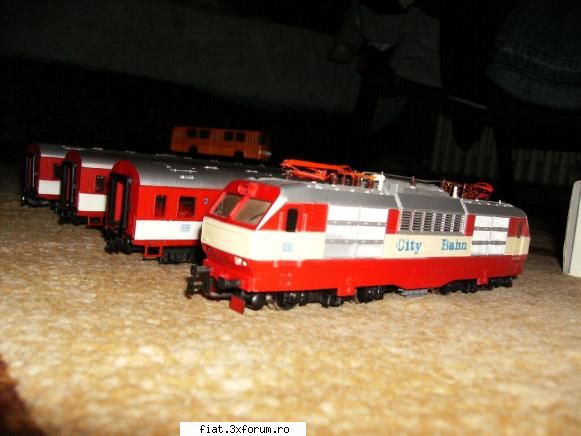 Trenuletele noastre - Acelasi set aici alaturi de locomotiva - Classic corner