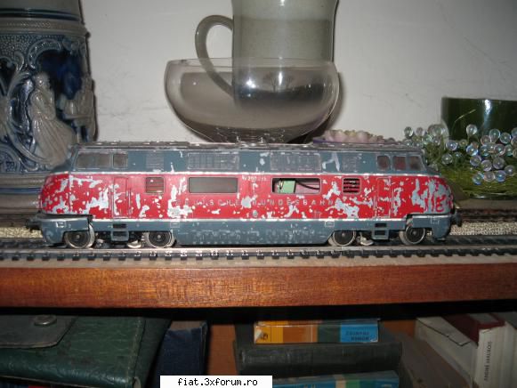 Trenuletele noastre - Tot veche o locomotiva Trix V200, care necesita - Classic corner