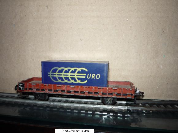 Trenuletele noastre - Si cu un container pentru bancherii care ne-au - Classic corner