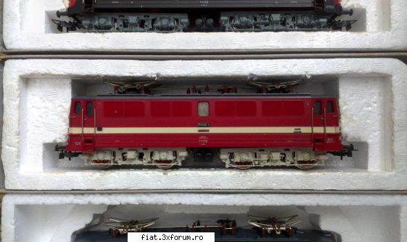 Trenuletele noastre - Locomotiva este un Piko BR E211 din 1972, modelul - Classic corner