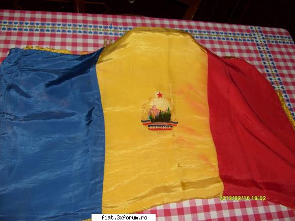 Vand 3 steaguri comuniste - Vand 3 steaguri comuniste: 1 Acesta s-a vanut, au - Anunturi