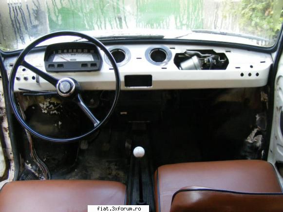 Vand fiat % restaurat - Poza cu interiorul neterminat-am toate piesele - Club Fiat 850