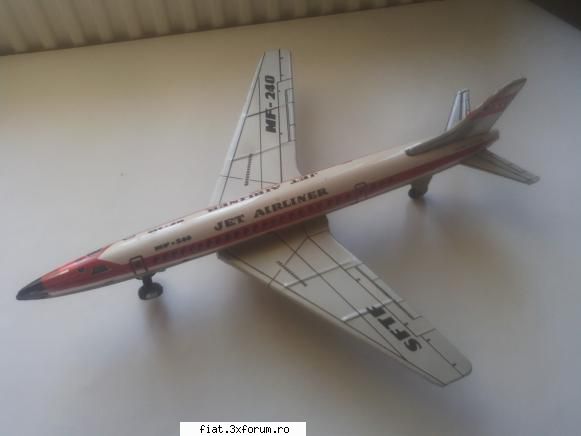Vand jucarii vechi / comuniste - Avion metalic fabricat in China = 35 lei - Classic corner