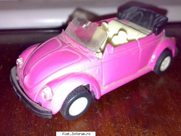Vand machete si masinute - vw 1303 cabrio - china , scara aprox 1:35 . stare - Anunturi