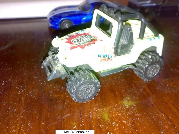 Vand machete si masinute - jeep china , scara 1:60 , stare buna 2 lei - Anunturi