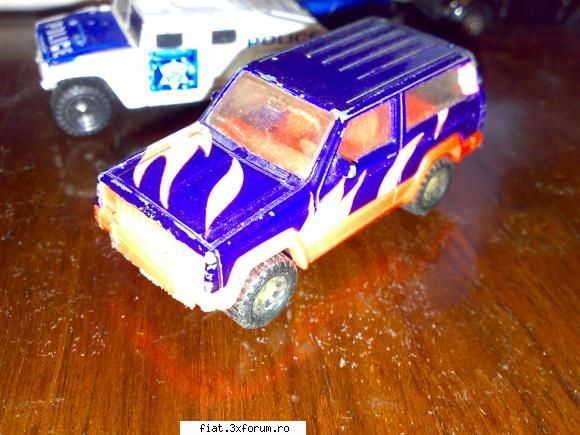 Vand machete si masinute - jeep , matchbox , scara 1:60 . pret 3 lei - Anunturi