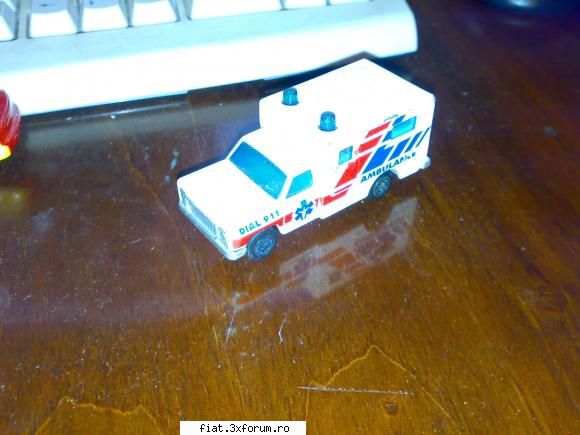 ambulanta matchbox . 4 lei vand machete si masinute