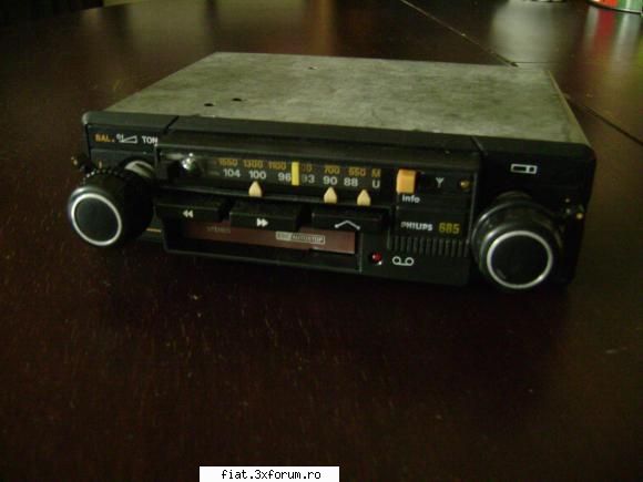 Vand niste radiouri - Radiocasetofon Philips,destul de mic si - Anunturi