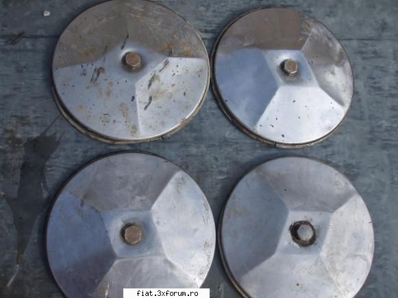 Vand pentru Dacia 1300 piese rare - capace romburi 40 lei set - Anunturi