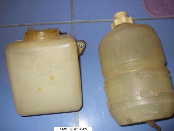 Vand pentru Dacia 1300 piese rare - vase expansiune si apa parbriz R 12 - Anunturi