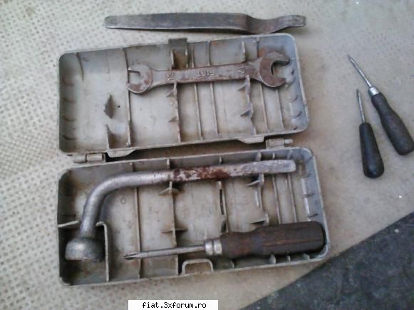 Vand piese Fiat 850 - Detaliu 2 Cutia are o cheie originala FIAT de - Club Fiat 850