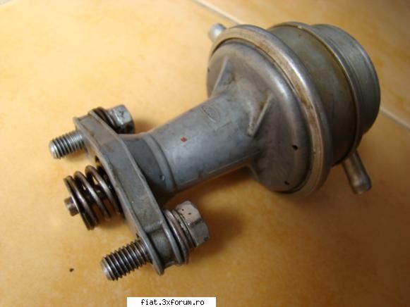 Vand pompa de benzina Ford Taunus - iata si alta poza mai clara cu pompa capsulata - Anunturi