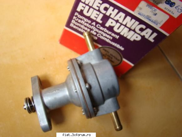 Vand pompa de benzina Ford Taunus - iata inca o poza cu pompa nu nouta la 50 lei- tot - Anunturi
