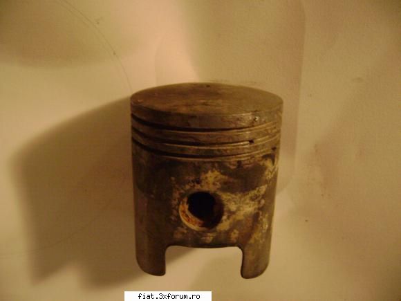 Vand pt. Trabant 600 - Un piston,nefolosit,dar foarte murdar - Alte marci
