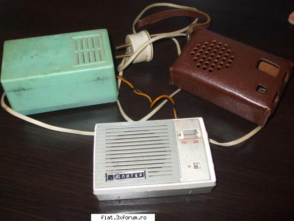 Vand radio vechi - Aparat de radio mic rusesc impreuna cu un - Classic corner