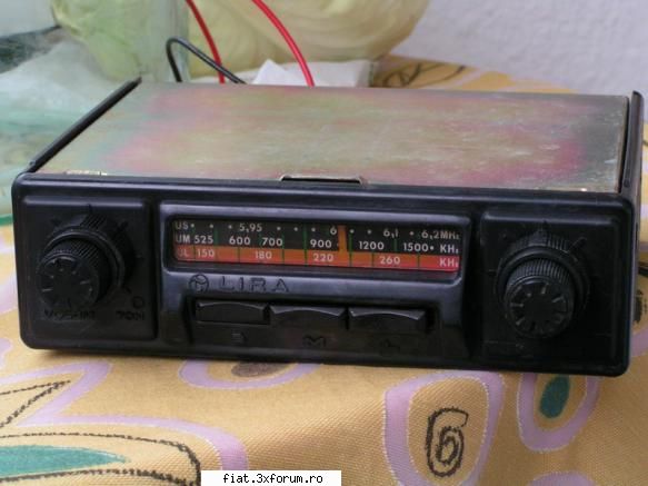 vind radio lira, e de prin vremea daciei 1100, daca nu ma insel :d vind radio lira