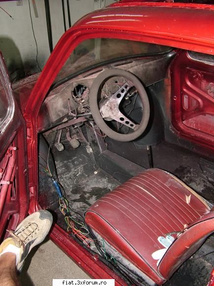 buburuza 500 - asa arata ineriorul dupa vopsirea mare - Club Fiat 500 & 600