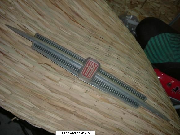 cateva piese fiat 850 - emblema fata s-a dat - Bursa