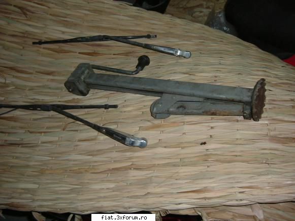 cateva piese fiat 850 - cric vandut stergatoarele sau donat - Bursa