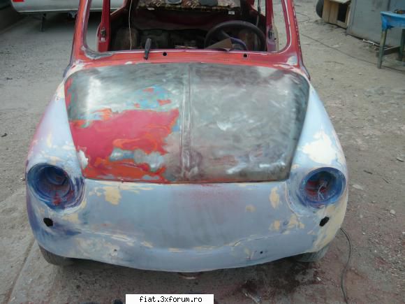 e mic si rosu dar a revenit la viata . - a fost curatat pina la tabla si refacut unele - Club Fiat 500 & 600