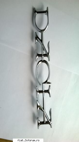 emblema DACIA mare - emblema mare DACIA stare buna insa 2 picioruse - Anunturi