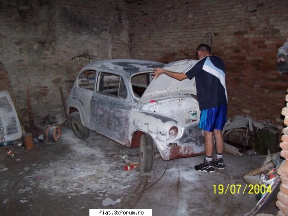 fiat 600D 1965 - subsemnatul montand capota fata provizoriu pt poze - Club Fiat 500 & 600
