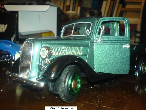 frumuseti suprinse nu tocmai in trafic :) - ford v8 truck 1937 - Discutii libere