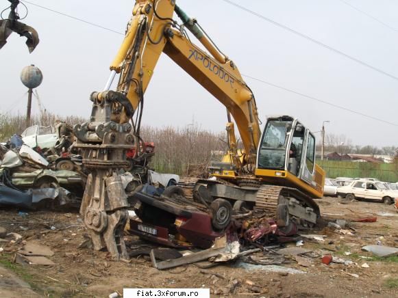 junk yarduri din toata lumea - Doua SAABuri superbe si rare, casate. In spate se - Classic corner