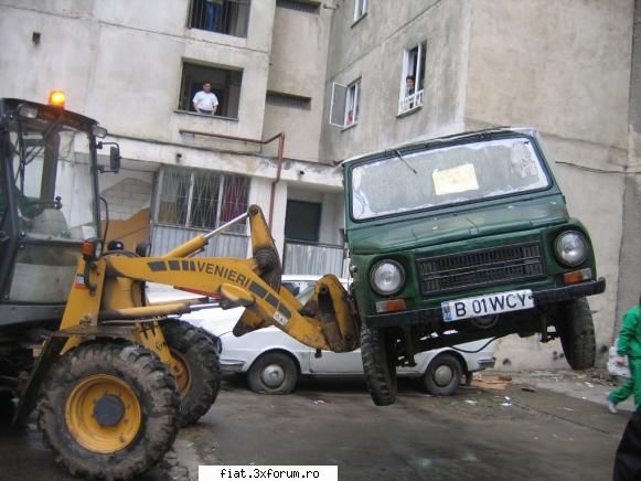 junk yarduri din toata lumea - O masina mai ciudata: un LuAZ - Classic corner