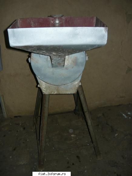 motor electric REG-romanesc cu accesorii - uruitorul pus pe trepied - Anunturi