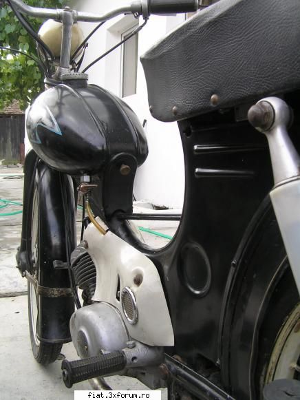 motoretele Carpati, o amintire placuta - sub rezervor e locul pentru bobina de inductie - Classic corner