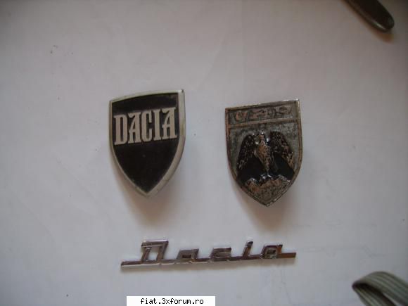 obiecte vechi - Embleme vechi DACIA,stare buna - Classic corner