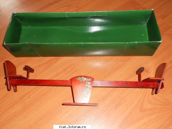 obiecte vechi - Vand macheta de balansoar, pictata manual, foarte - Classic corner