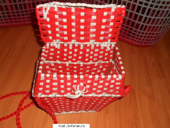 obiecte vechi - poza 2. Un cosulet impletit, foarte frumos si - Classic corner