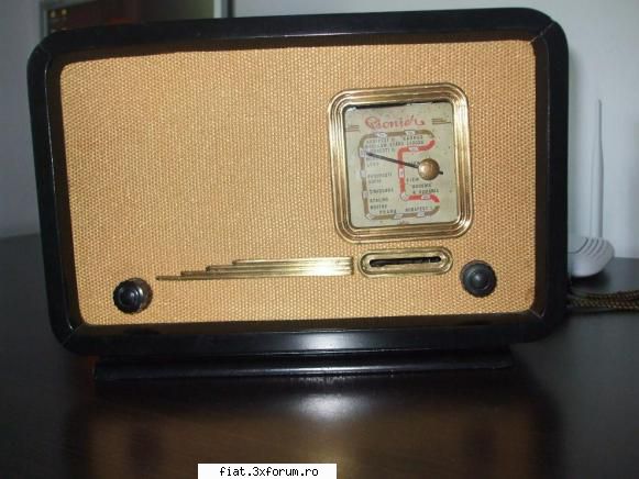 obiecte vechi - radio romanesc Pionier - 300 lei - Classic corner