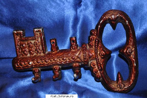 obiecte vechi - Vand Cuier forma de cheie. Cred ca este fonta - Classic corner