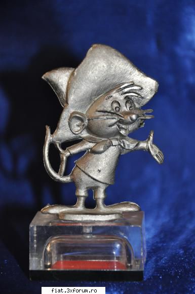 obiecte vechi - VANDUT- Figurina gravata de mana din cositor - Classic corner