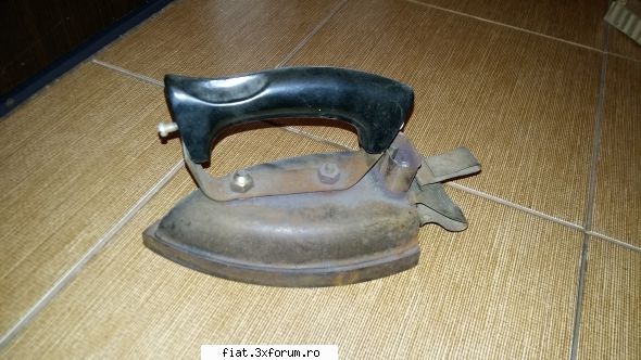 obiecte vechi - De vanzare fier de calcat vechi, oferte pe privat - Classic corner