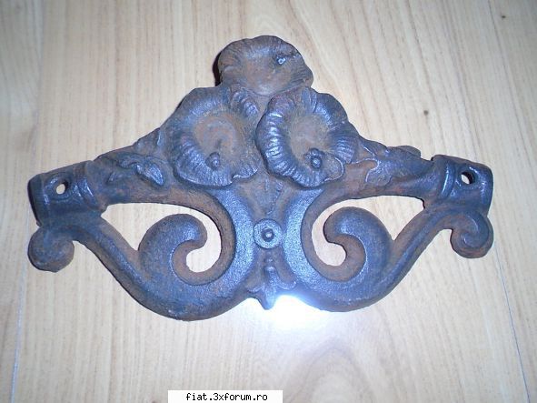 obiecte vechi - ornament vechi metal masiv provenit de la un pat - Classic corner