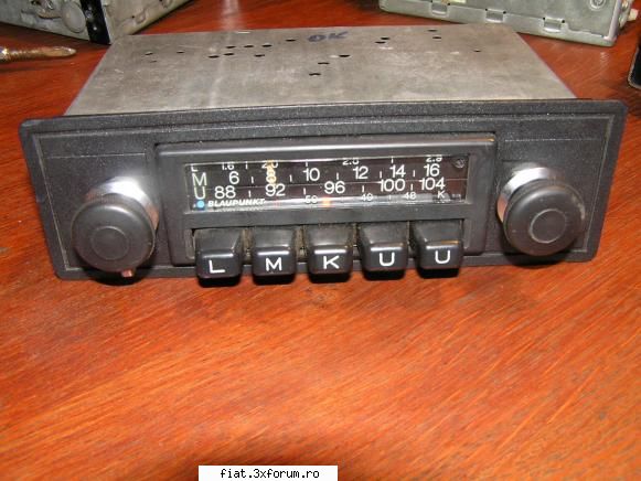 radio-urile noastre - un blaupunkt mai nou, probabil fabricat pt Golf 1 - Classic corner