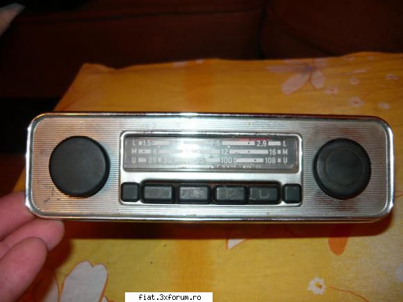 radiouri auto vechi - radio argintiu cred ca este de vw 100 leis-a dat - Anunturi