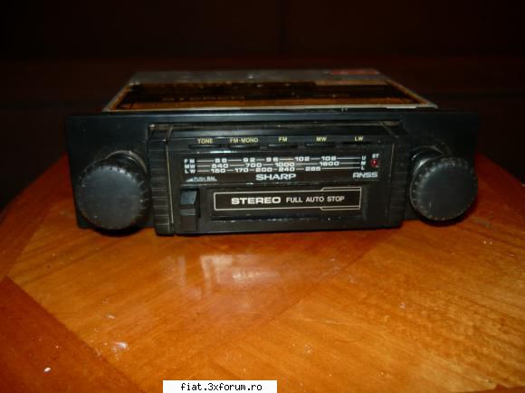 radiouri auto vechi - radio sharp-60 lei - Anunturi