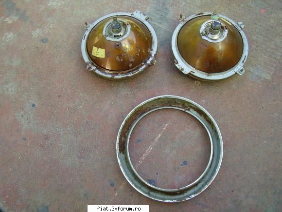 schimb 2 faruri Fiat 850 si un ochelar - pe faruri scrie made in cehoslovacia, nu stiu - Bursa