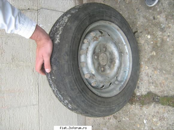 vand piese fiat 850 - poza cu roata pe 13 de special echipata cu cauciuc - Club Fiat 850